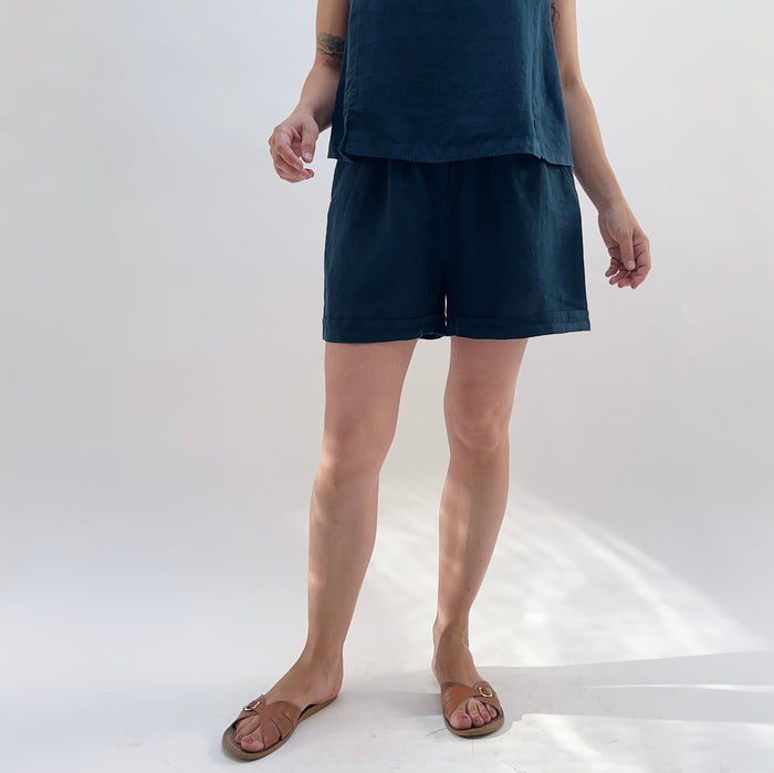 Easy Shorts in Navy