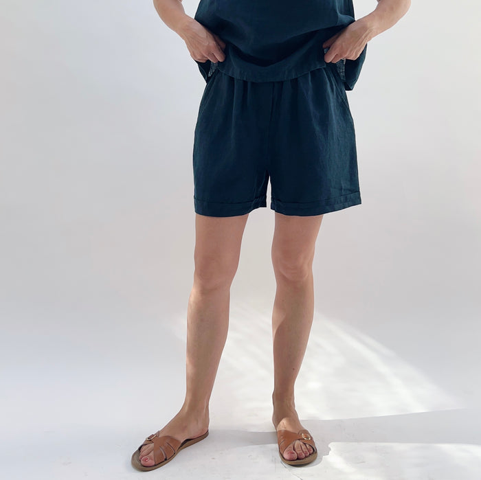 Easy Shorts in Navy