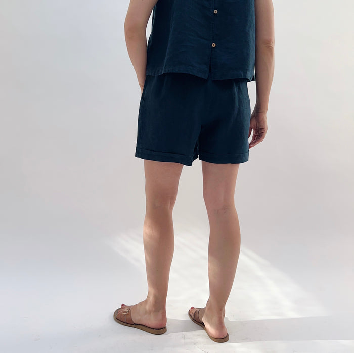 Easy Shorts in Navy